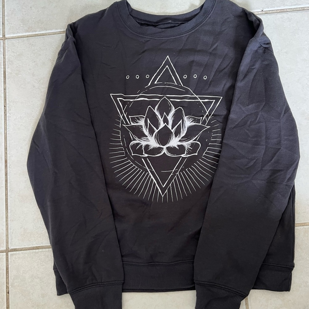 Miken flow womens soft and inspirational hippie crew neck in size medium!!!